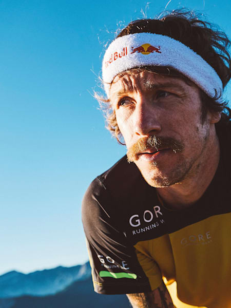 Ultrarunner Florian Neuschwander gönnt sich beim Lauftraining eine kurze Verschnaufpause.