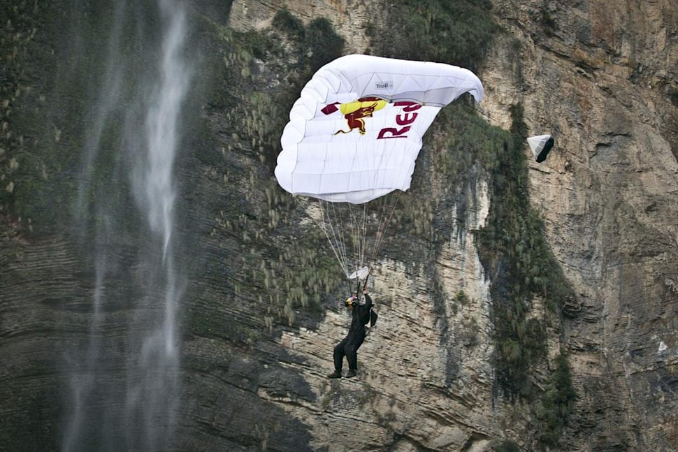 O Cédric Dumont κατά τη διάρκεια του BASE jumping σε καταρράκτη στο Περού.