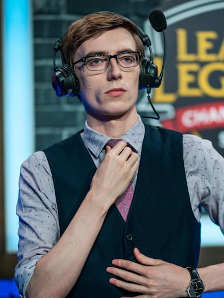 A picture of Vedius preparing to cast.