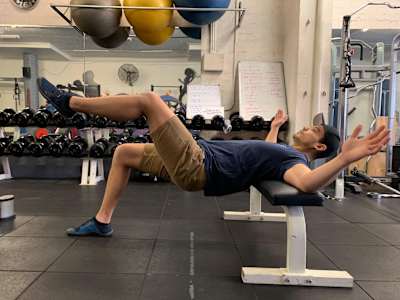 Ben macht eine einbeinige Glute Bridge.