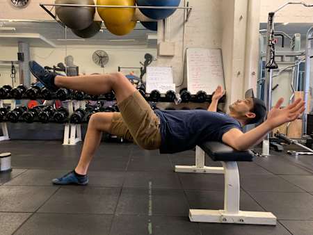 Ben macht eine einbeinige Glute Bridge.