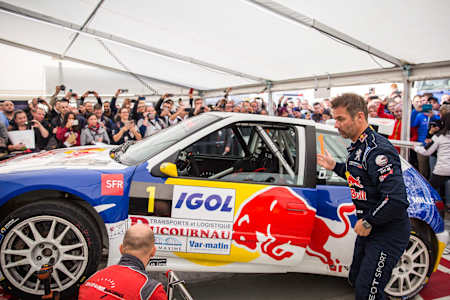 Le nonuple champion du monde Sébastien Loeb et la voiture Peugeot 306 Maxi au Rallye du Var.