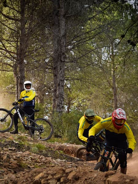 Il doit y avoir certains endroits sur la piste où vous devez freiner et des sections intermédiaires où vous ne devez pas utiliser vos freins du tout. 