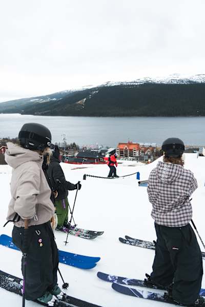 Jesper Tjäder taking the crew through the Red Bull Unrailistic course