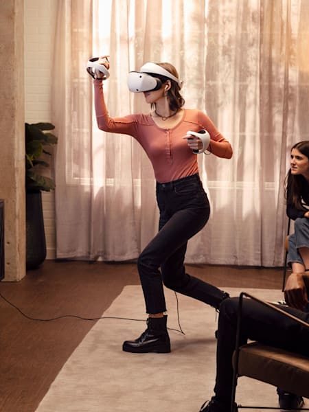 Eine Gruppe von Gamern trifft sich um PSVR2 zu spielen