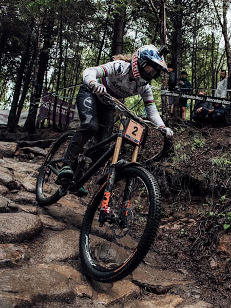 Rachel Atherton roule sur un VTT descente Atherton Bikes avec des pneus Continental à Fort William.