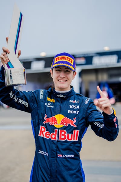 Pobjednica utrke Alisha Palmowski iz Velike Britanije, članica ekipe Campos Racing, slavi trijumf na prvoj utrkci F1 Akademije u Montrealu u maju 2026. godine. (Foto: Sona Maleterova/Getty Images)