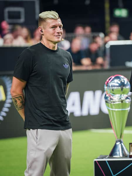 Toni Kroos und Elias Nerlich mit der Trophäe beim Season Opener der Icon League.