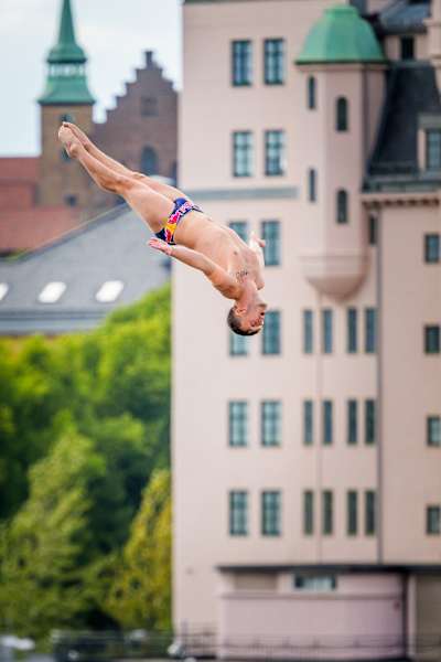 En 2024, Aidan Heslop se lanza desde la plataforma de la Ópera de Oslo durante las Series Mundiales Red Bull Cliff Diving.