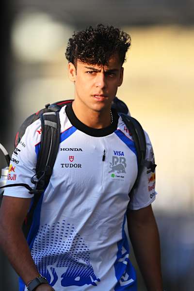 Arvid Lindblad, de Grande-Bretagne et Visa Cash App Racing Bulls, arrive dans le paddock pendant les essais de F1 au circuit de Yas Marina, le 9 décembre 2025.