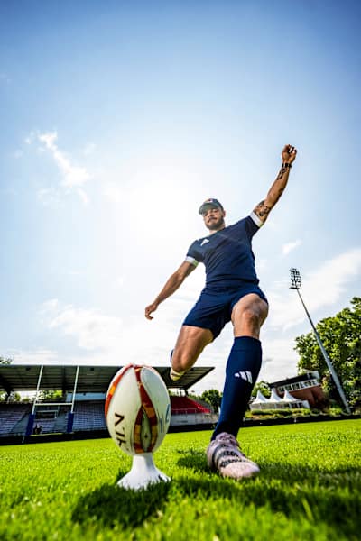 Le joueur de rugby Romain Ntamack à l'entrainement.