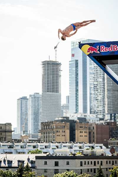 Gary Hunt, 2024 yılında Montreal'de düzenlenen Red Bull Cliff Diving etkinliğinde akrobatik bir dalış gerçekleştirdi.