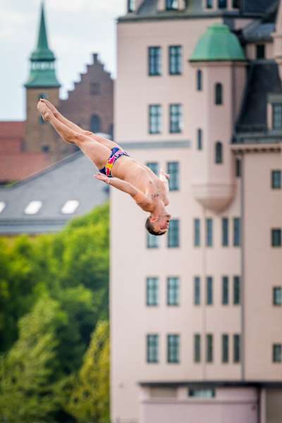 2024'te Aidan Heslop, Red Bull Cliff Diving Dünya Serisi sırasında Oslo Opera Binası platformundan atlıyor.