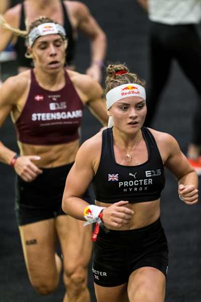 Lucy Procter powers through the Women’s Elite 15 at HYROX Chicago 2025 followed by Ida Mathilde Steensgaard