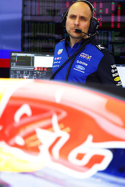 Gianpiero Lambiase, šef trkaćeg programa Oracle Red Bull Racinga, u garaži tokom trećeg dana testiranja na stazi u Bahrein 13. februara 2026. godine