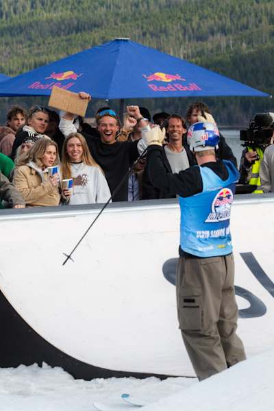 Ulrik Samnoy engagerar sig i en livlig publik under Red Bull Unrailistic slopestyle-tävling i Åre, Sverige, den 1 maj 2026, under Red Bulls signaturparaplyer