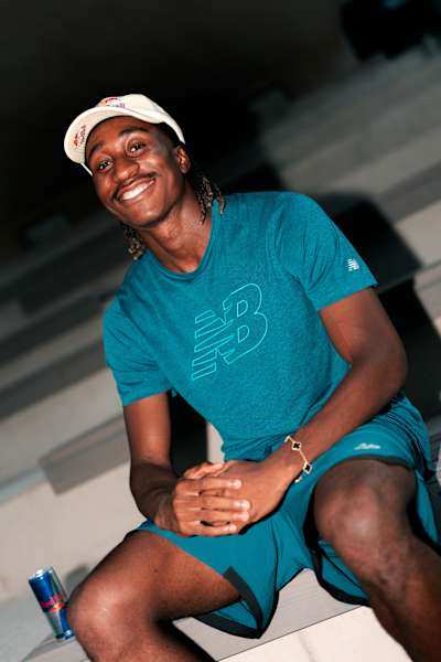 Yan Diomandé lächelt bei einem Porträt-Fotoshooting am 5. August 2026 in Saalfelden, Österreich, in einem blaugrünen New-Balance-Shirt neben einer Red-Bull-Dose