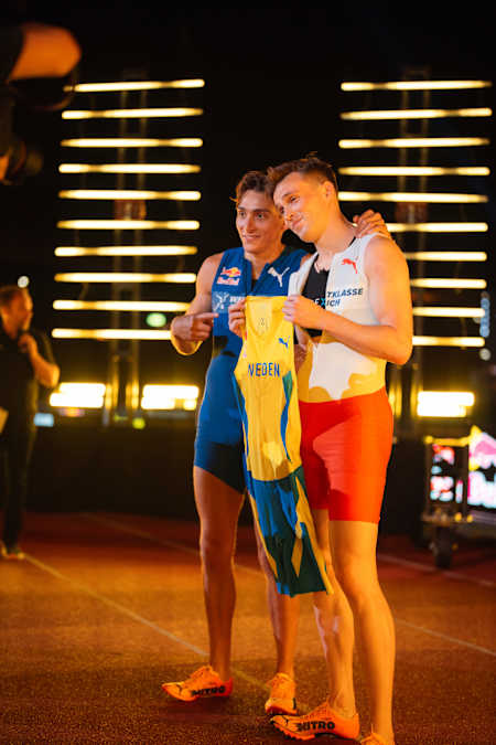 En 2024, Mondo y Karsten, atletas que compiten en la prueba Karsten vs Mondo en Zúrich, Suiza, celebrando su victoria.
