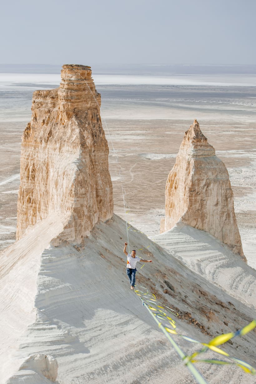 Ο Jaan Roose κατά τη διάρκεια του Red Bull Highline Mangistau στο Aktau, Καζακστάν, 2022.