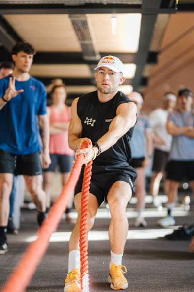 Jake Dearden demonstriert Kraft und Ausdauer während einer HYROX-Trainingseinheit im Athlete Performance Center in Thalgau, Österreich, am 9. Januar 2025