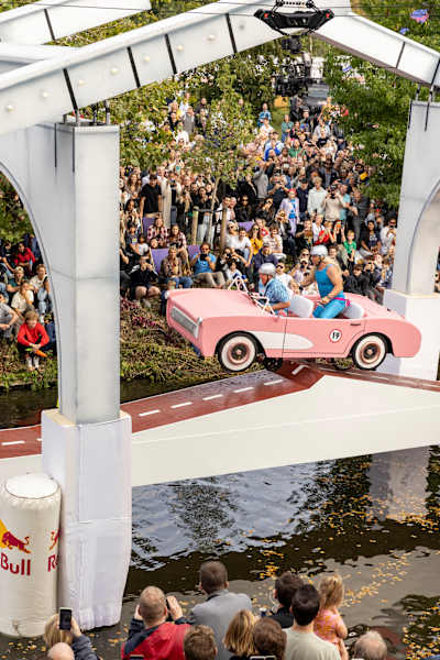 Účastníci podujatia Red Bull Stalen Ros na Prinsessegracht v holandskom Haagu 30. septembra 2023.