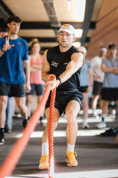 Jake Dearden fait une démonstration de force et d'endurance lors d'une séance d'entraînement HYROX à l'Athlete Performance Center de Thalgau, en Autriche, le 9 janvier 2025.