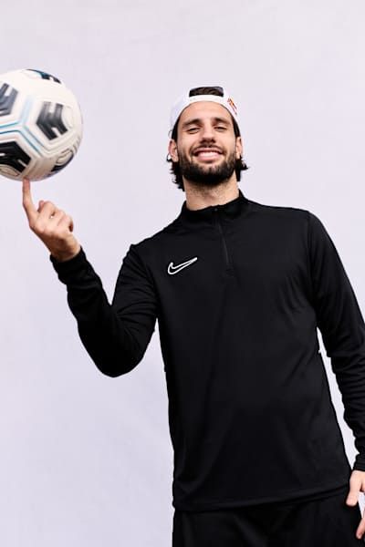 Dominik Szoboszlai jongliert mit einem Fußball - er ist die Nummer eins unter den ungarischen Fußballspielern geworden.
