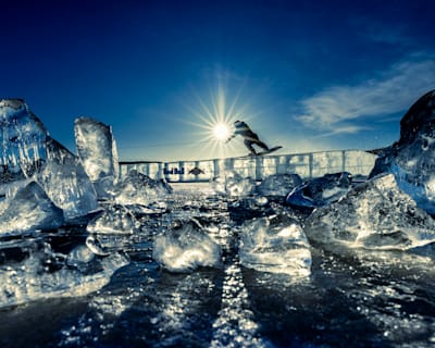 Wakeboarder slidet bei den Dreharbeiten zu Frozen Lake Wake in Schweden über ein Rail aus Eis.