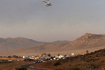 Un helicóptero vigila a los pilotos que participaron en la Baja 500 de 2007.