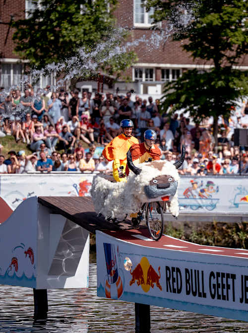 Deelnemers nemen vlucht tijdens Red Bull Vel'Eau in Hasselt, België 2026