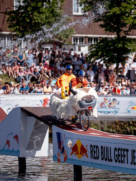Deelnemers nemen vlucht tijdens Red Bull Vel'Eau in Hasselt, België 2026