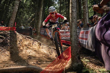 La pilote Puck Pieterse remporte la Coupe du monde UCI de VTT cross-country 2023 à Leogang, en Autriche.