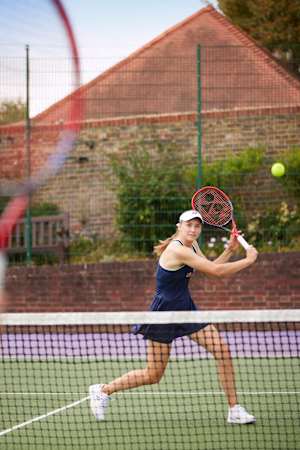Elena Rybakina actúa en la pista de tenis antes de Wimbledon en Londres, Reino Unido, el 24 de junio de 2025.