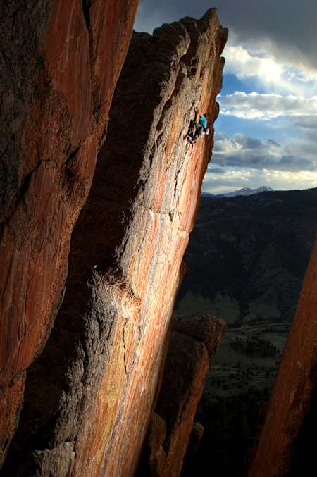 Le grimpeur Jonathan Siegrist escalade une voie en granit irrégulier et légèrement en surplomb à Estes Park dans le Colorado aux États-Unis.