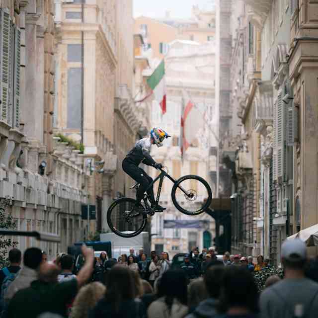 Genova è pronta ad accogliere una prima volta storica per l'Europa con il circuito di Urban Downhill più noto al mondo.