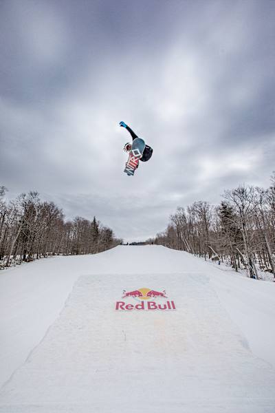 ニューハンプシャー州リンカーンのルーン山でエアをメイクするゼブ・パウエル