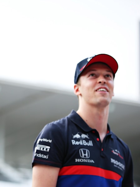 Pierre Gasly y Daniil Kvyat de la Scuderia Toro Rosso hablan con el público durante el Gran Premio de F1 de Japón, en el circuito de Suzuka, el 10 de octubre de 2019 en Suzuka, Japón.