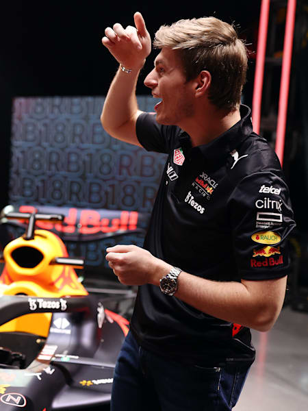 Max Verstappen et Sergio Pérez dans la bonne humeur devant la voiture de Red Bull Racing.