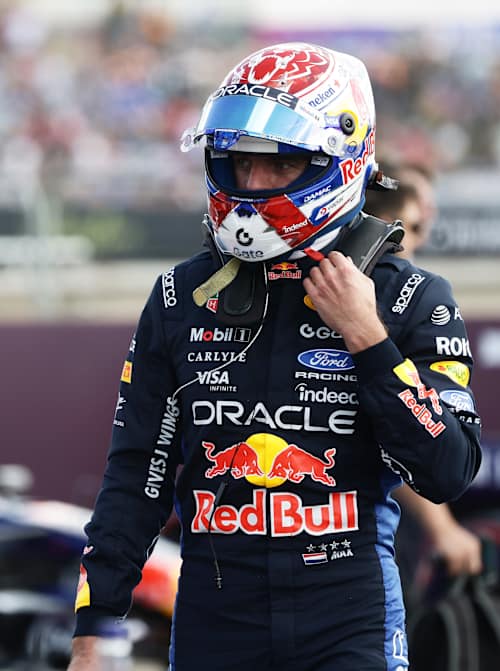 O Max Verstappen caminha pelo parque fechado durante a qualificação para o Grande Prémio de Fórmula 1 da Grã-Bretanha, no Circuito de Silverstone, em 2026.