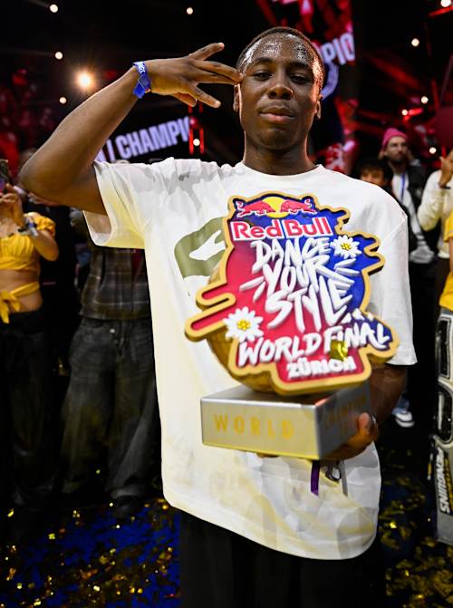 Le Français Willis célèbre sa victoire avec le trophée de la finale mondiale du Red Bull Dance Your Style 2026, à Zurich, en Suisse.