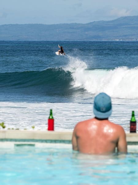 Le surfeur pro Brent Dorrington en session de surf sur les vagues à Keramas à Bali.