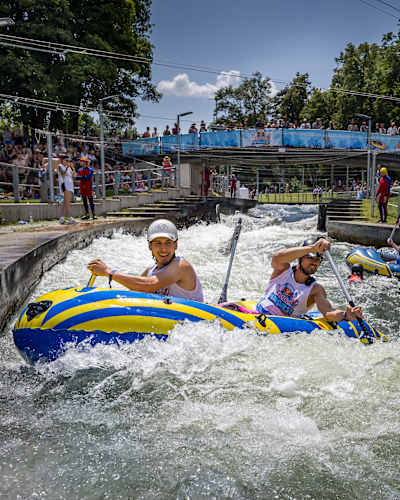 Zwei teilnehmende Teams kämpfen beim Red Bull Paddelfest in den Fluten.