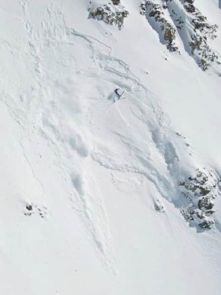 Chris Davenport en medio de una avalancha