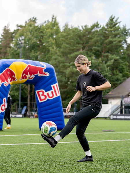 RED BULL draugai praktikuojasi futbolo iššūkiams