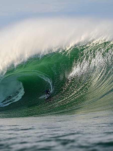 Natxo González surfea una ola gigante en Mullaghmore, Irlanda.