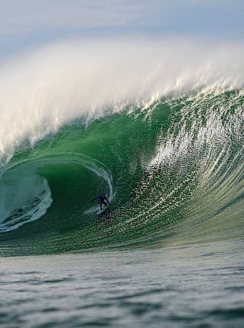 Natxo González surfea una ola gigante en Mullaghmore, Irlanda.