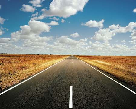 Lange, flache Straße im Niemandsland