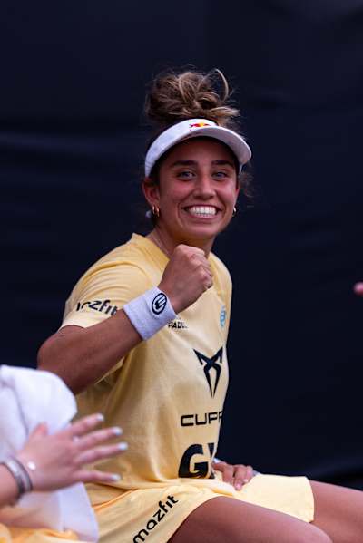 Beatriz González célèbre une victoire palpitante en quart de finale du Santiago Premier Padel P1 au Chili, mettant en valeur son énergie et sa détermination lors du match du 14 mars 2021.