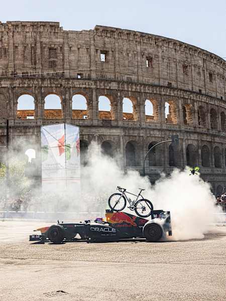 Red Bull F1 livery în fața Colosseumului din Roma