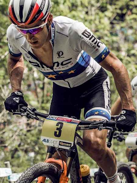 Nino Schurter y Julien Abalone UCI XCO World Cup en Albstadt, Alemania, el 22 de mayo de 2016.